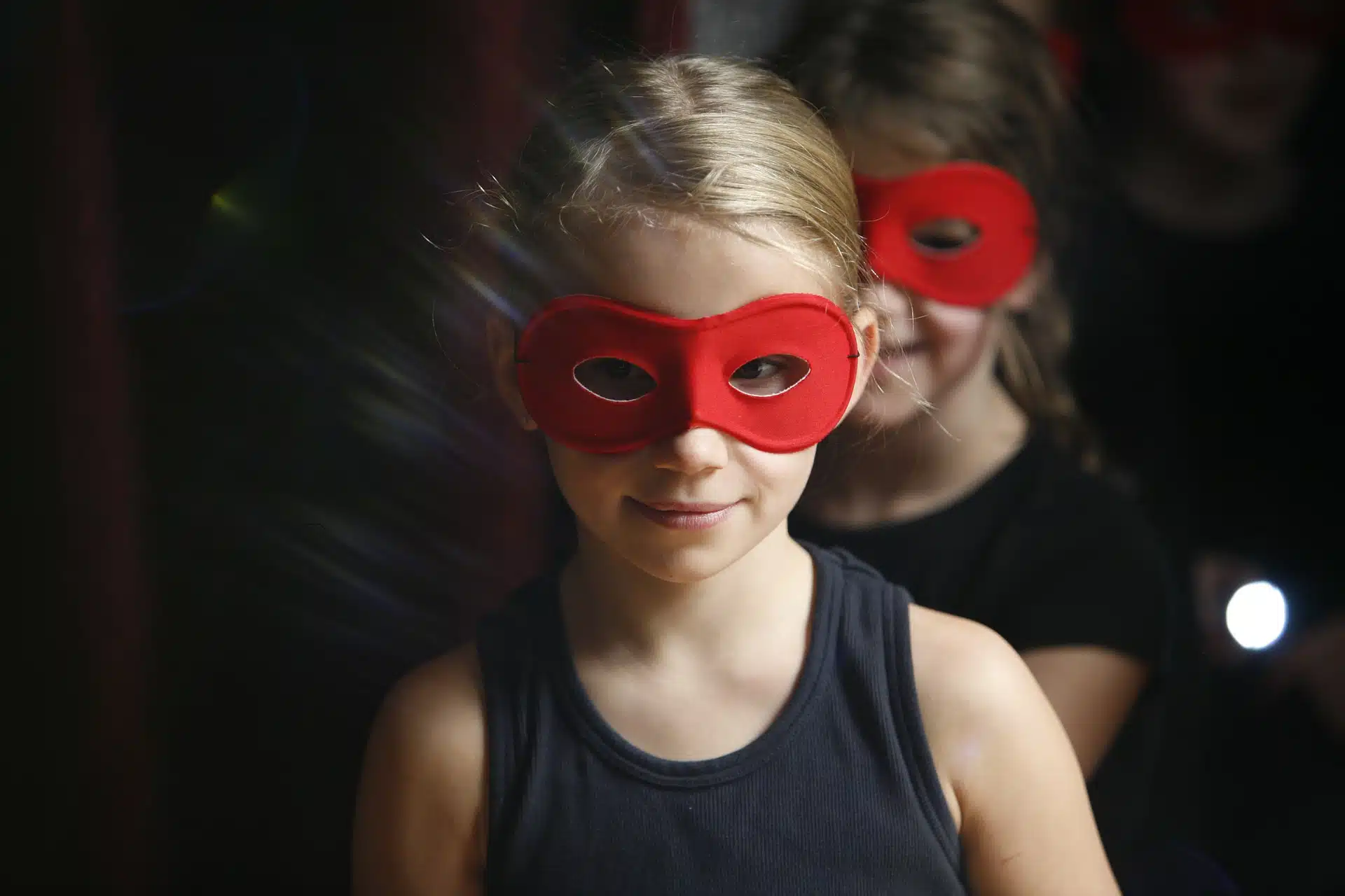Was bedeutet Masking? Auf dem Bild siehst du ein Kind mit roter Maske